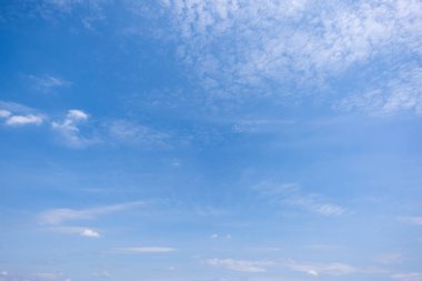 Açık mavi arkaplan, arka planda bulutlar, küçük bulutlu mavi gökyüzü arkaplanı. Mavi gökyüzünde beyaz kabarık bulutlar. 