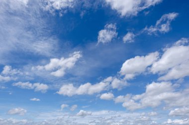 Açık mavi arkaplan, arka planda bulutlar, küçük bulutlu mavi gökyüzü arkaplanı. Mavi gökyüzünde beyaz kabarık bulutlar. 