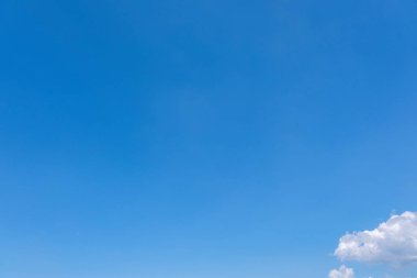 Açık mavi arkaplan, arka planda bulutlar, küçük bulutlu mavi gökyüzü arkaplanı. Mavi gökyüzünde beyaz kabarık bulutlar.