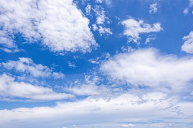 Açık mavi arkaplan, arka planda bulutlar, küçük bulutlu mavi gökyüzü arkaplanı. Mavi gökyüzünde beyaz kabarık bulutlar.