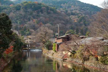 Arashiyama, Japonya 'nın Kyoto eyaletinde yer alan bir şehirdir. Ayrıca Oei Nehri 'nin karşısındaki dağdan da bahseder ve bu dağ ilçeye bir zemin oluşturur. Arashiyama, ulusal olarak belirlenmiş bir tarihi mekan ve Manzaralı Güzellik Yeridir..