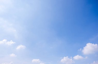 Açık mavi gökyüzü arkaplanı, arka planda bulutlar.