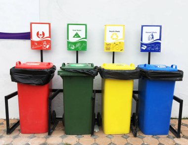 Siyah çöp torbalarındaki plastik şişeler geri dönüşüm için alınmayı bekliyor..