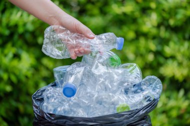 Siyah çöp torbalarındaki plastik şişeler geri dönüşüm için alınmayı bekliyor..