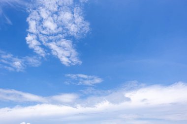 Açık mavi gökyüzü arkaplanı, arka planda bulutlar.