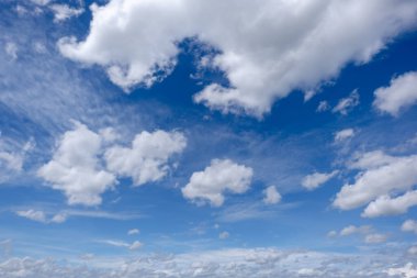 Açık mavi gökyüzü arkaplanı, arka planda bulutlar.