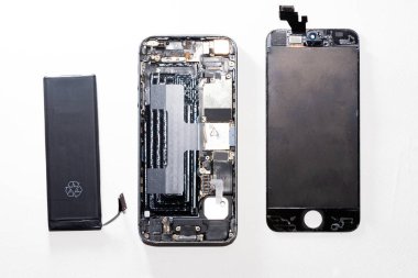 Belgili tanımlık smartphone zarar ve tamirci eller tarafından izole üzerinde beyaz arka plan ayakta hangi araçları akıllı telefon tamir gerek yapıldı..