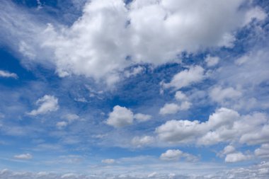 Açık mavi gökyüzü arkaplanı, arka planda bulutlar.