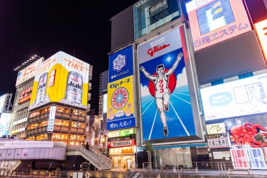 Osaka, Japonya. 17 Aralık: Dotonbori, Japonya 'nın Osaka şehrindeki Dotonbori' nin en ünlü gece hayatı ve turist besin bölgesi..