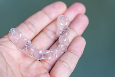 Ağızda beyaz bir arka planda ayar cihazı var. (geçersiz)