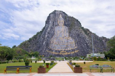Buda Dağı veya Khao Chi Chan, Tayland 'ın Chonburi kentindeki Pattaya şehrinde 109 m, 358 ft büyüklüğündeki bir Pattaya simgesi haline gelen bir kireçtaşı tepe.
