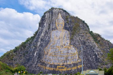 Buda Dağı veya Khao Chi Chan, Tayland 'ın Chonburi kentindeki Pattaya şehrinde 109 m, 358 ft büyüklüğündeki bir Pattaya simgesi haline gelen bir kireçtaşı tepe.