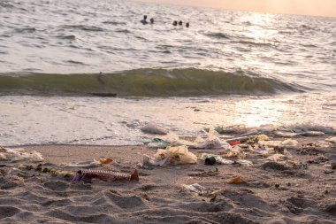 Kirli deniz kumlu kıyı, çevresel kirlilik, okyanustaki plastik su şişeleri kirliliği (Deniz enkazı)