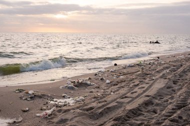 Kirli deniz kumlu kıyı, çevresel kirlilik, okyanustaki plastik su şişeleri kirliliği (Deniz enkazı)