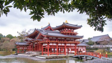 Gion, bölge gezginlerin ve ziyaretçilerin ihtiyaçlarını karşılamak için kuruldu. Sonunda Japonya 'nın en seçkin ve tanınmış geyşa bölgelerinden biri haline geldi.