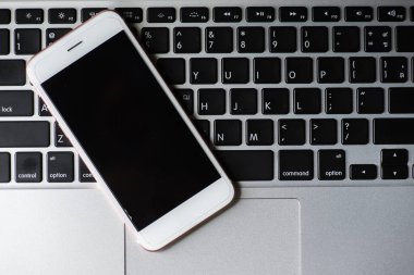 Belgili tanımlık smartphone hasar oldu ve beyaz arka plan üzerinde tamirci eller tarafından stand hangi araçları akıllı telefon tamir gerekir.