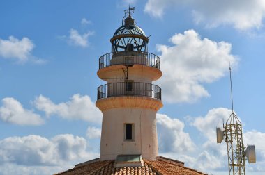 Akdeniz kıyısında bir deniz feneri.