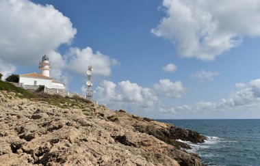 Akdeniz kıyısında bir deniz feneri.