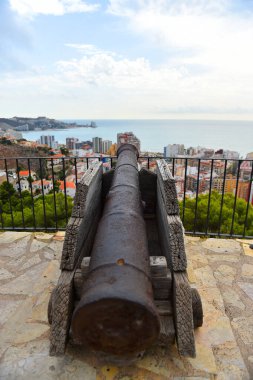 Akdeniz kıyısında bir şehir.