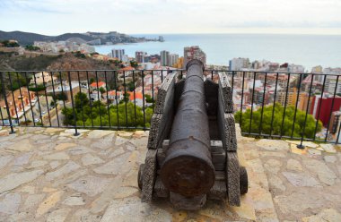 Akdeniz kıyısında bir şehir.