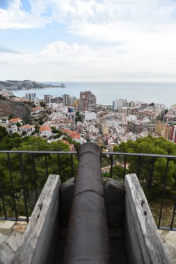 Akdeniz kıyısında bir şehir.