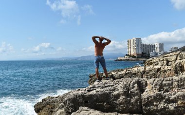 Akdeniz kıyısında bir şehir.