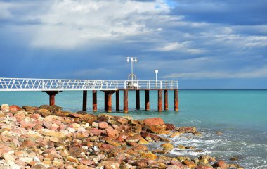 Boğa güreşinin İspanyol gösterisinde boynuzları büyük siyah bir boğa ringinde