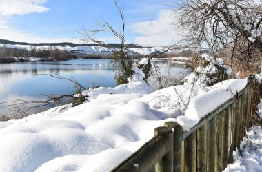 Karlı güzel bir manzara.