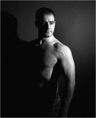 Gölgeleri olan kaslı bir adam.