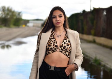 İspanya 'da sokakta dolaşan güzel beyaz bir manken.