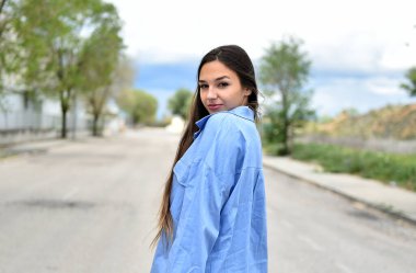 İspanya 'da sokakta dolaşan güzel beyaz bir manken.