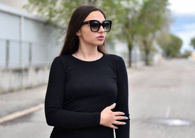 İspanya 'da sokakta dolaşan güzel beyaz bir manken.