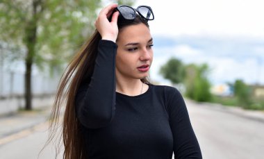 İspanya 'da sokakta dolaşan güzel beyaz bir manken.