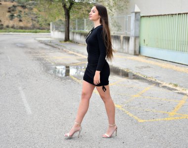 İspanya 'da sokakta dolaşan güzel beyaz bir manken.