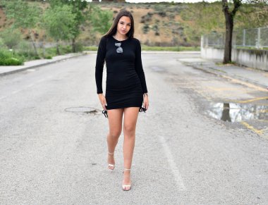 İspanya 'da sokakta dolaşan güzel beyaz bir manken.