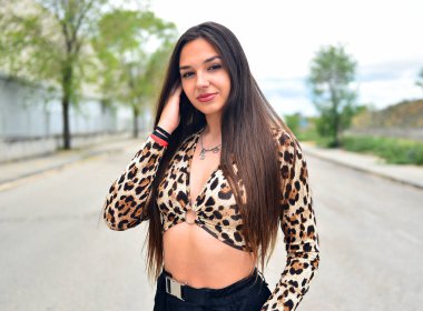 İspanya 'da sokakta dolaşan güzel beyaz bir manken.