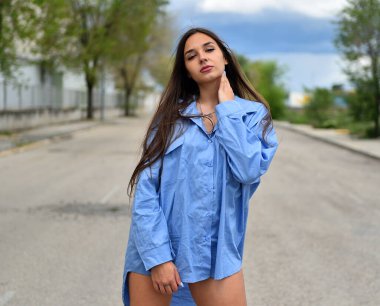 İspanya 'da sokakta dolaşan güzel beyaz bir manken.