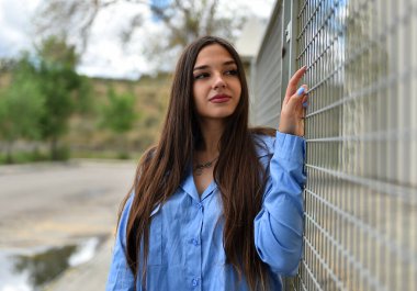 İspanya 'da sokakta dolaşan güzel beyaz bir manken.