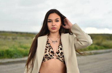 İspanya 'da sokakta dolaşan güzel beyaz bir manken.