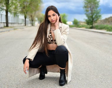 İspanya 'da sokakta dolaşan güzel beyaz bir manken.