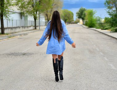 İspanya 'da sokakta dolaşan güzel beyaz bir manken.