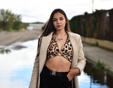 İspanya 'da sokakta dolaşan güzel beyaz bir manken.