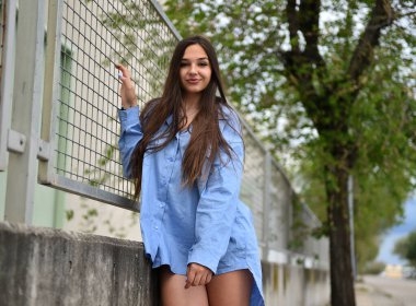 İspanya 'da sokakta dolaşan güzel beyaz bir manken.