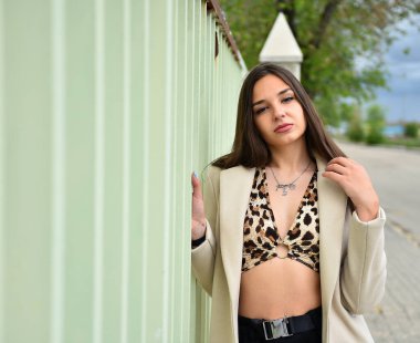 İspanya 'da sokakta dolaşan güzel beyaz bir manken.