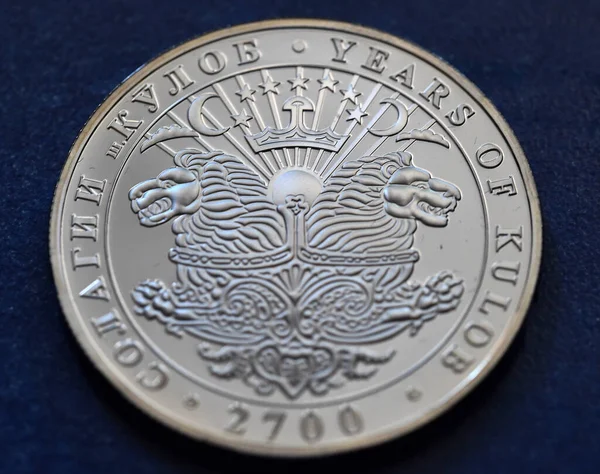 Una Moneta Argento Dal Tajikistan Con Uno Scudo Con Due — Foto Stock