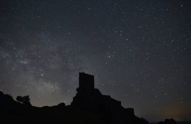 Samanyolu ve İspanya 'da bir kale