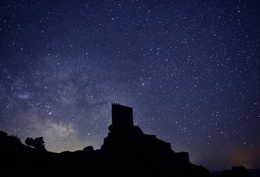 Samanyolu ve İspanya 'da bir kale