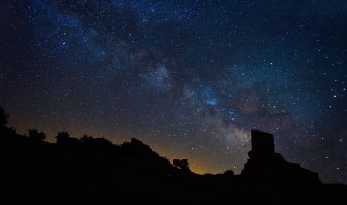 Samanyolu ve İspanya 'da bir kale