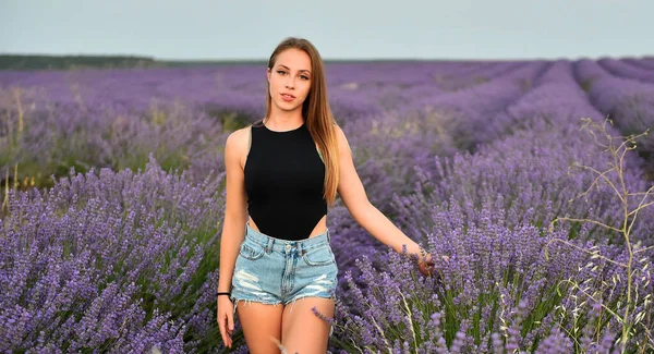 Een Mooie Blonde Model Een Lavendel Veld Spanje — Stockfoto