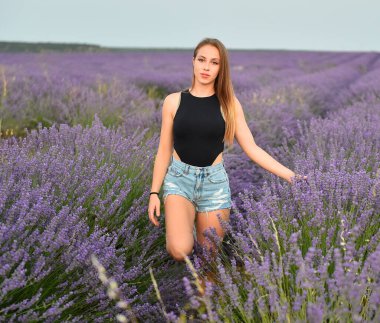 Gürcü lavanta tarlasında genç bir model.